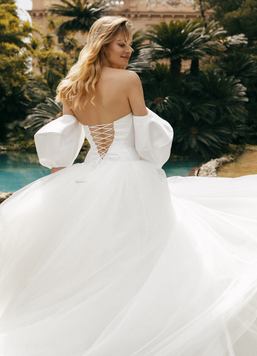 2023 Wedding dress trends: an off-the-shoulder neckline by Monique Lhuillier