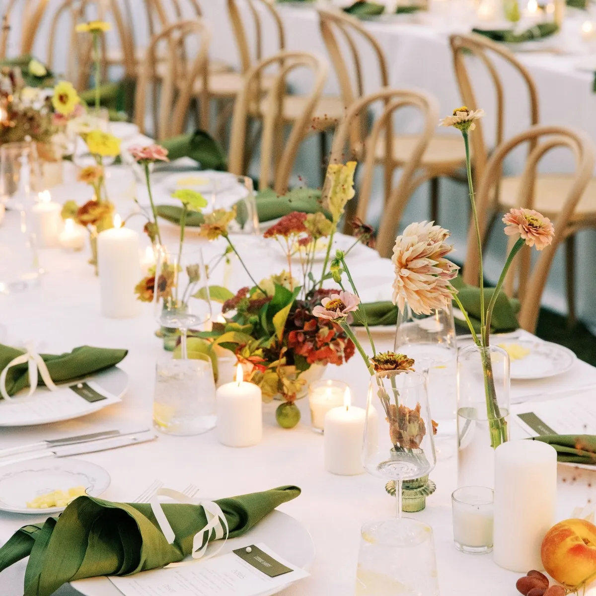 Wedding timeline: wedding tables cape with floral arrangements