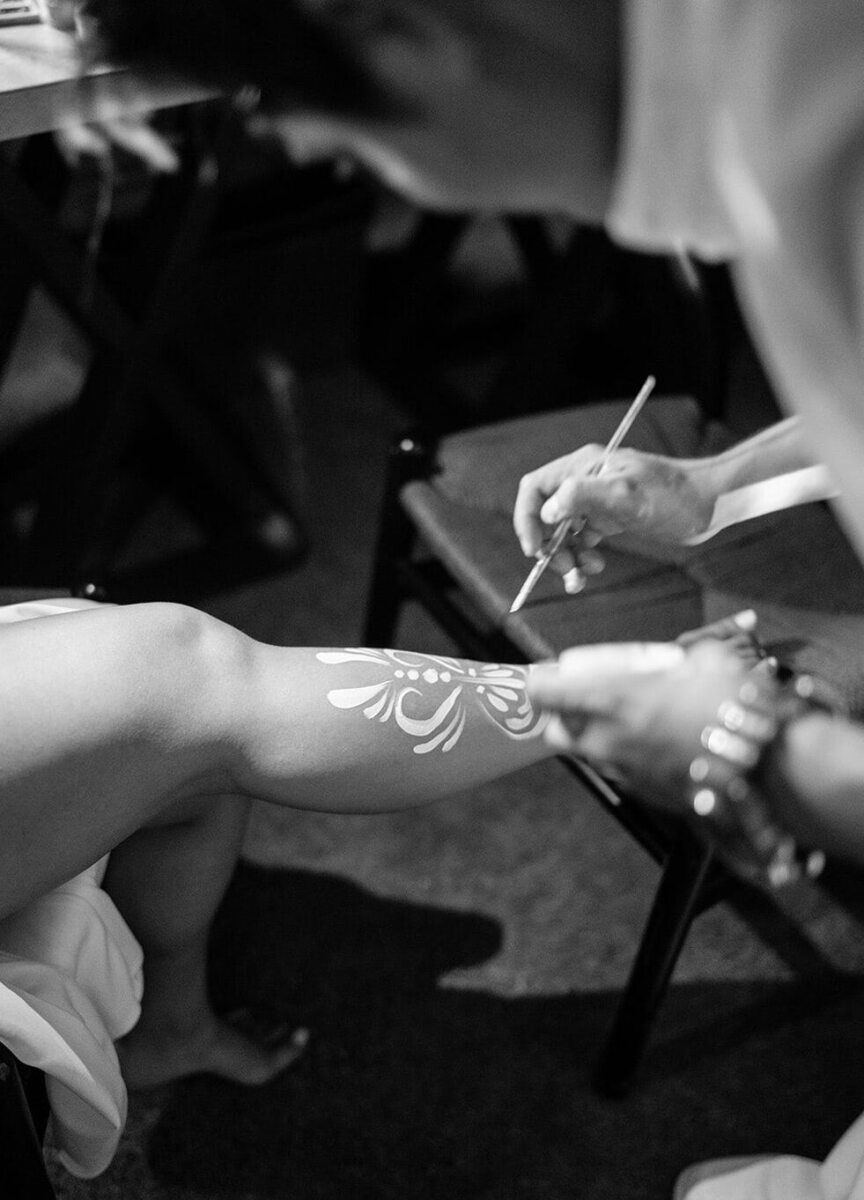 A body painter was on hand for a glam beach wedding, to get guests in the party spirit.