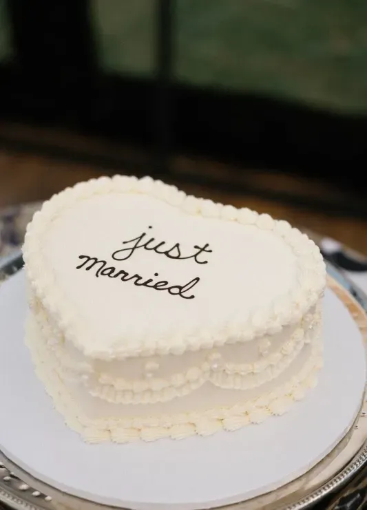 A heart-shaped vintage wedding cake with "Just married" in cursive.