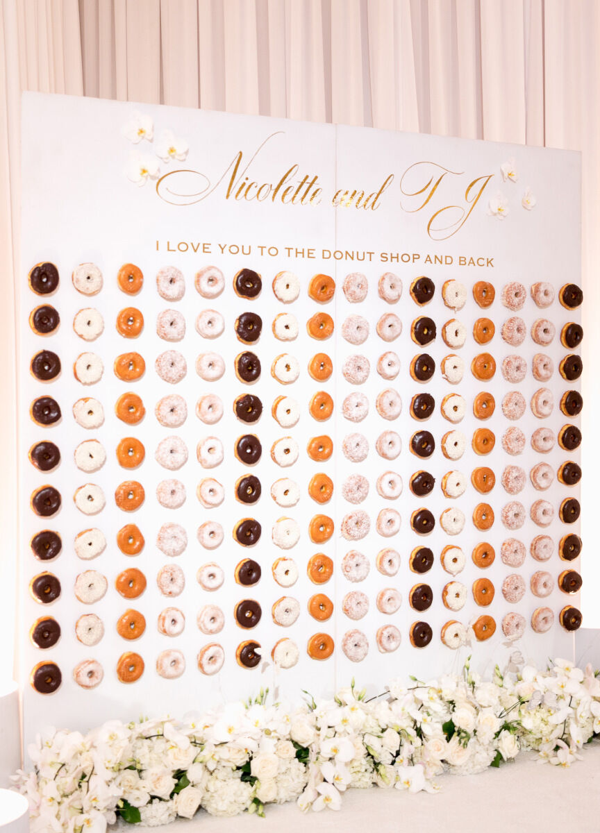 Wedding cake bakery: This donut wall is an innovative dessert. 