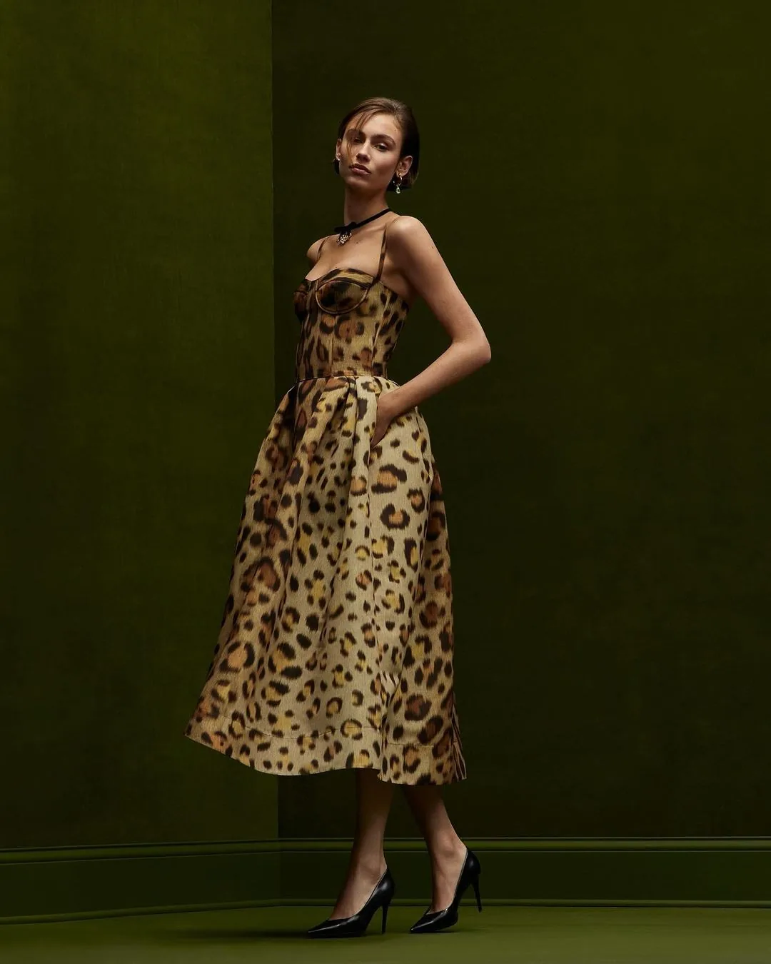 Leopard-print strapless midi dress with black pumps