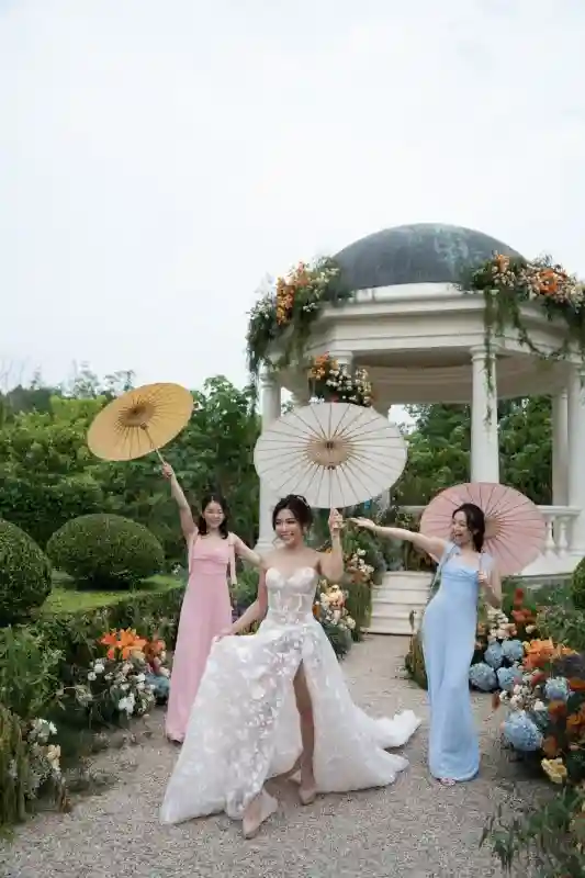 A Colorful Wedding for Annie and Vince