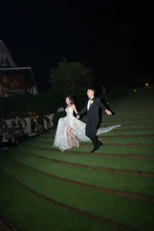 A Colorful Wedding for Annie and Vince