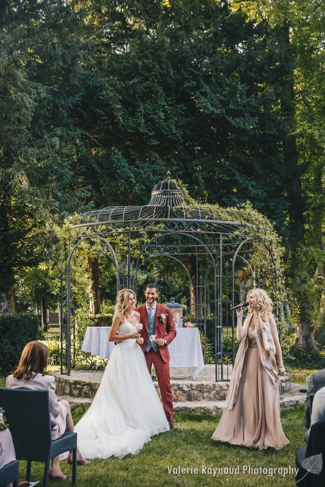 Ariane Douguet, the French Officiant Singer - EMCEE