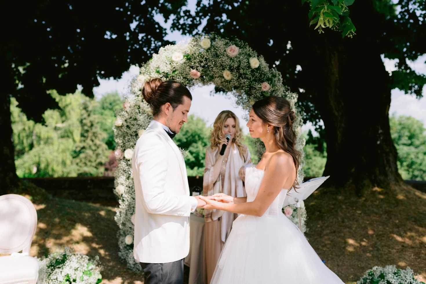 Ariane Douguet, the French Officiant Singer - EMCEE