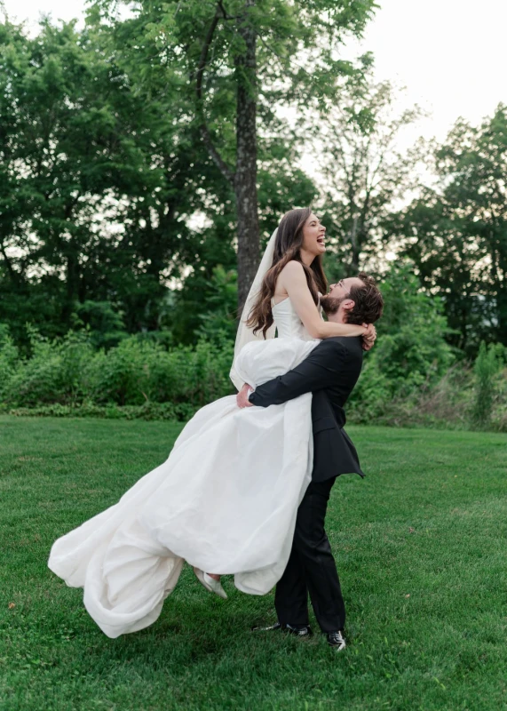 A Wildflower Wedding Where the Hillside Picked the Palette