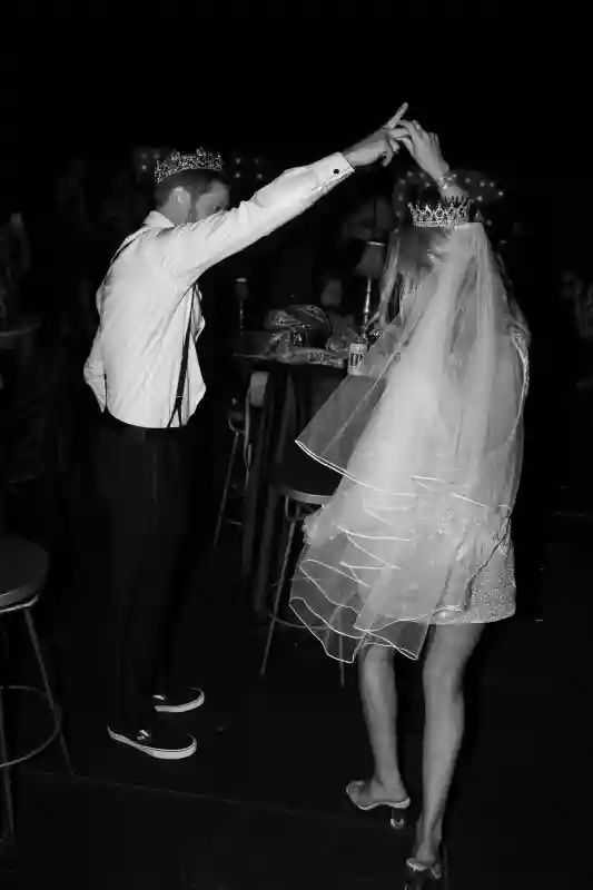 A Retro-Glam Wedding for Emily and Joe
