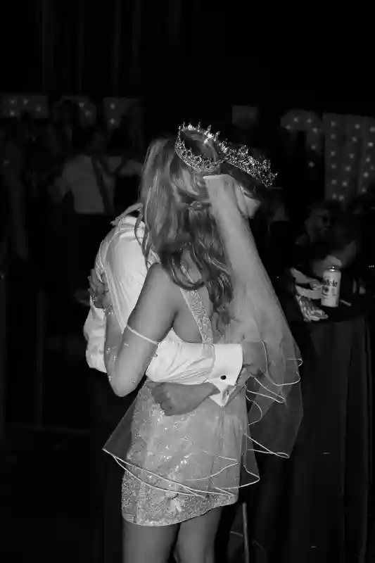 A Retro-Glam Wedding for Emily and Joe