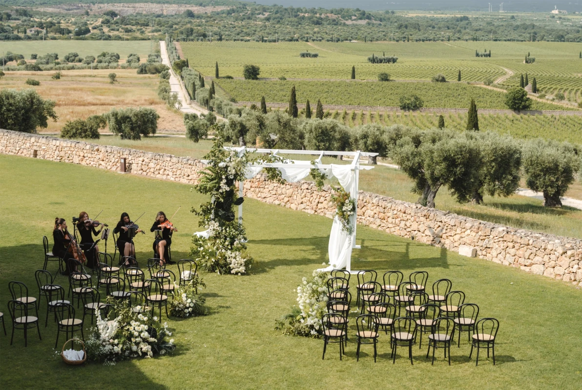 A Timeless Wedding for Eva and Taylor