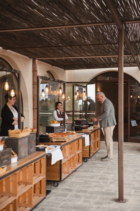 A Timeless Wedding for Eva and Taylor