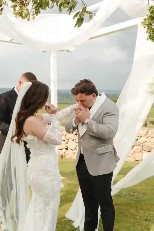 A Timeless Wedding for Eva and Taylor