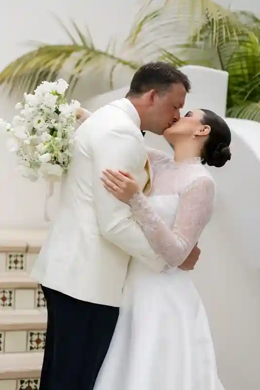 A Beachfront Wedding for Isabel and Joe