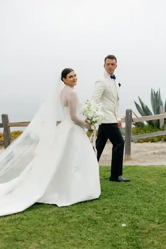 A Beachfront Wedding for Isabel and Joe