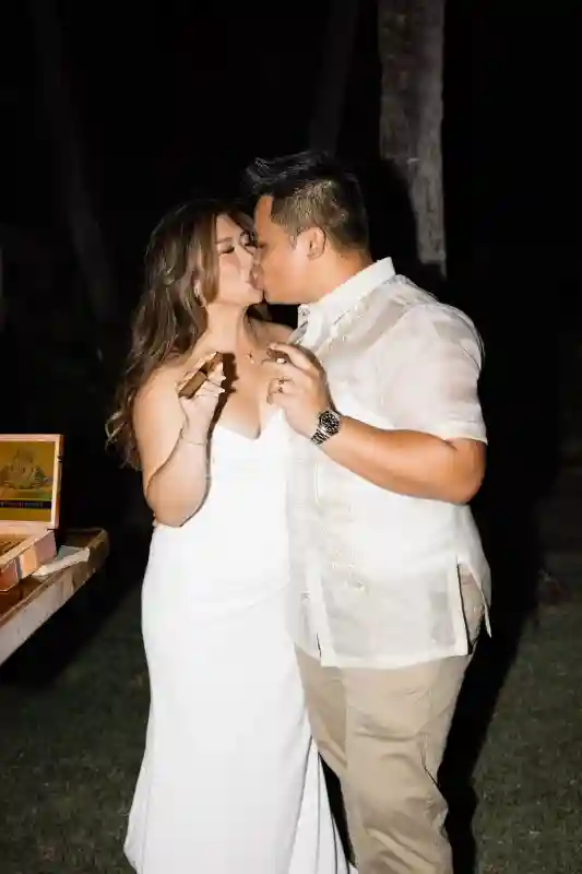 A Beach Wedding for Leslie  and Vincent 