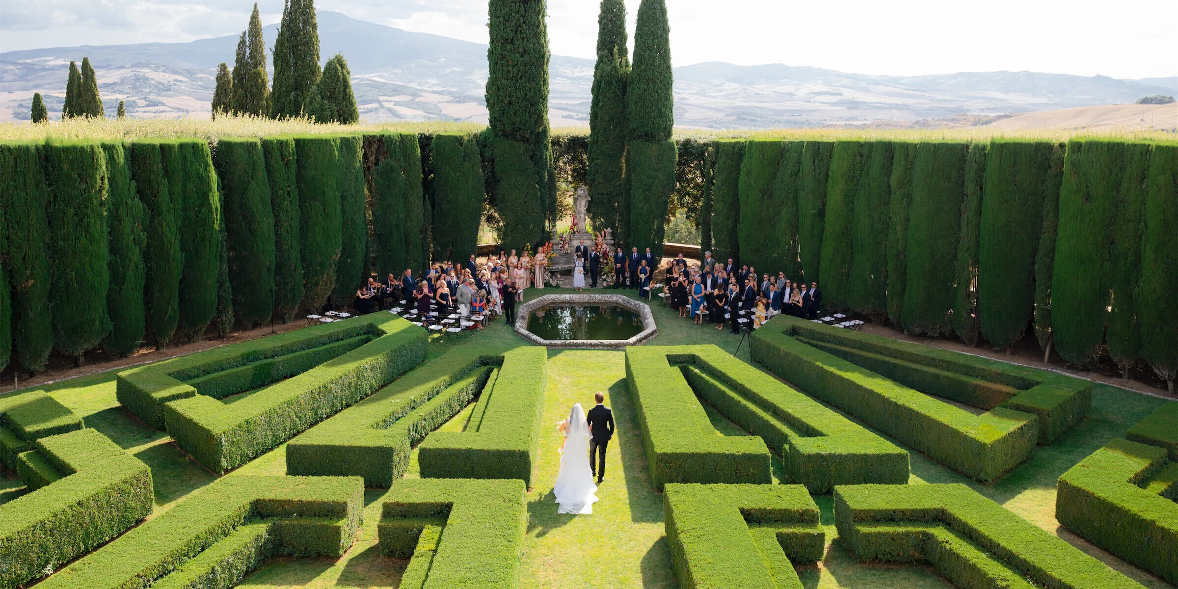 A picturesque Tuscan wedding ceremony in the garden of La Foce.